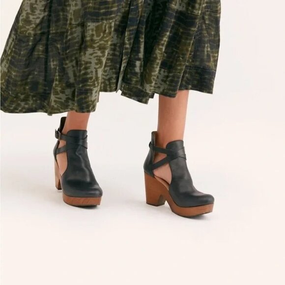 Free People Cedar Clog Ankle Strap in Black Suede Bohemian Wood Clog 36/6 - Picture 1 of 15